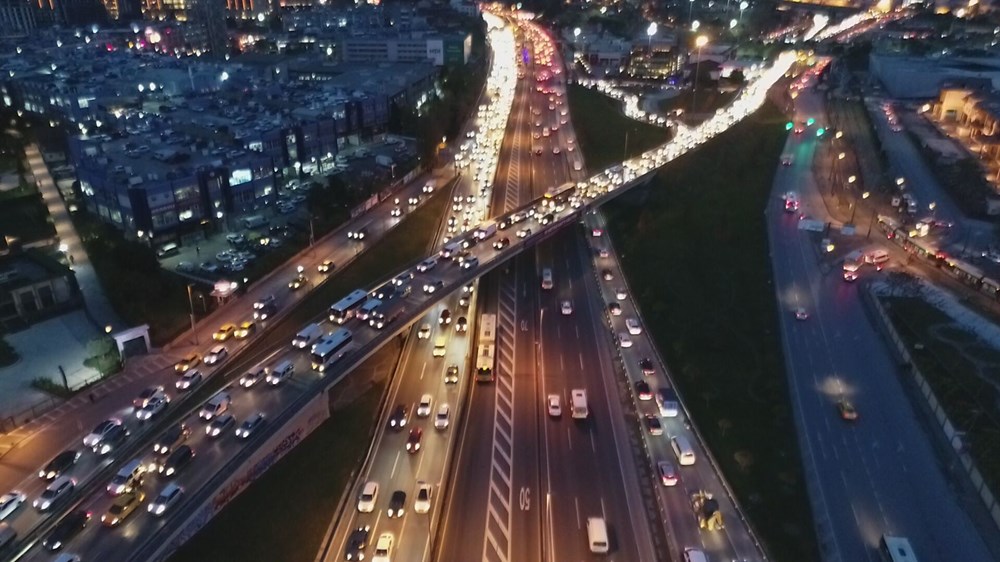 Hafta sonu kısıtlaması öncesi İstanbul trafiği kilit - 11