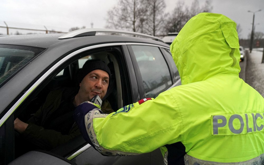 Letonya'da alkollü sürücülerin araçları Ukrayna'ya gönderiliyor - 1