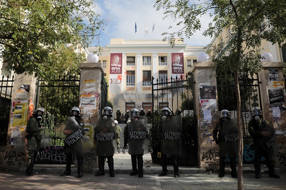 Yunanistan'da üniversite öğrencileri polisle çatıştı - 1