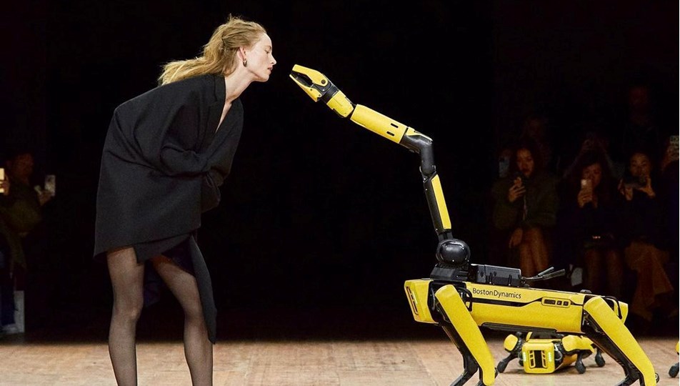 Robot köpekler ve modeller Paris Moda Haftası'nda podyumu paylaştı