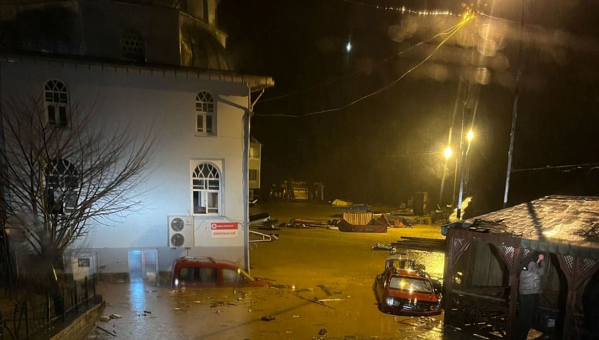 Artvin'de heyelan: Borçka’da 4 bina tahliye edildi, 10 araç zarar gördü Artvin'de heyelan: Borçka’da 4 bina tahliye edildi, 10 araç zarar gördü