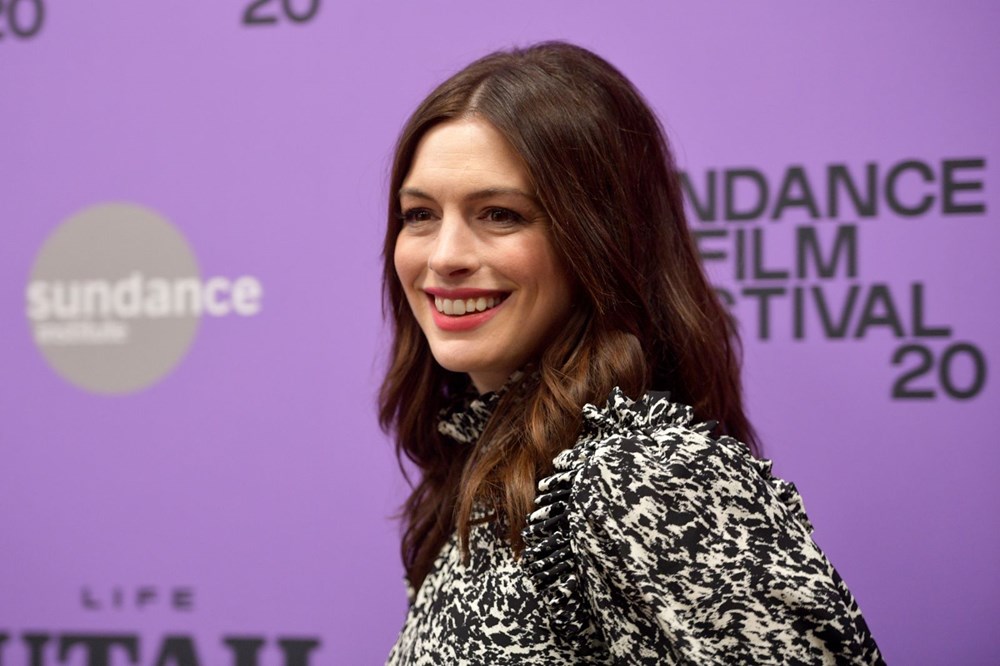 Anne Hathaway: Christopher Nolan sette sandalye ve telefona izin vermiyor - 1