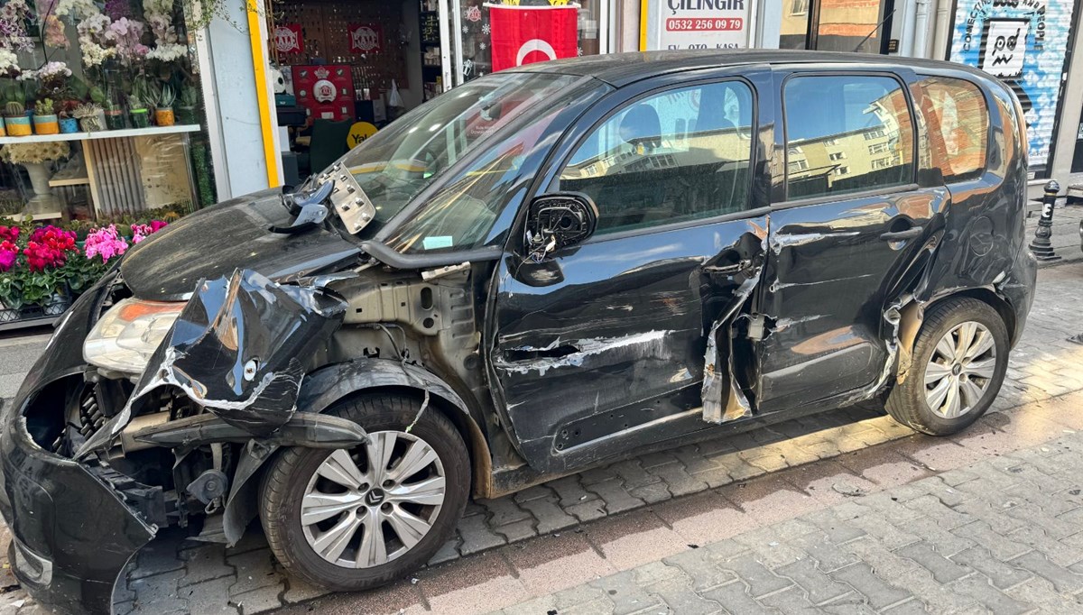 Kadıköy’de TIR sokağı birbirine kattı (Çok sayıda araca zarar verdi)