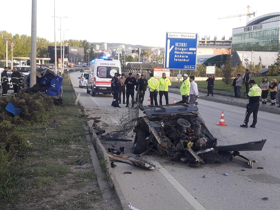 Kastamonu'da trafik kazası: İkiye bölünen otomobilin sürücüsü hayatını kaybetti - 1