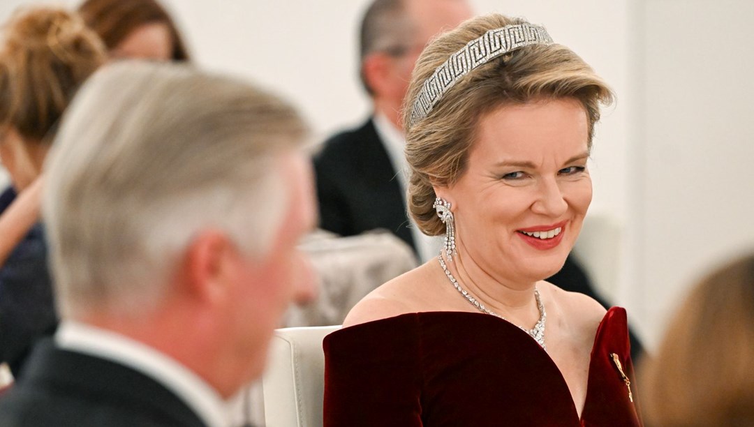 Belçika kraliçesini taşıyan uçak acil iniş yaptı: Havadayken ön camı çatladı!