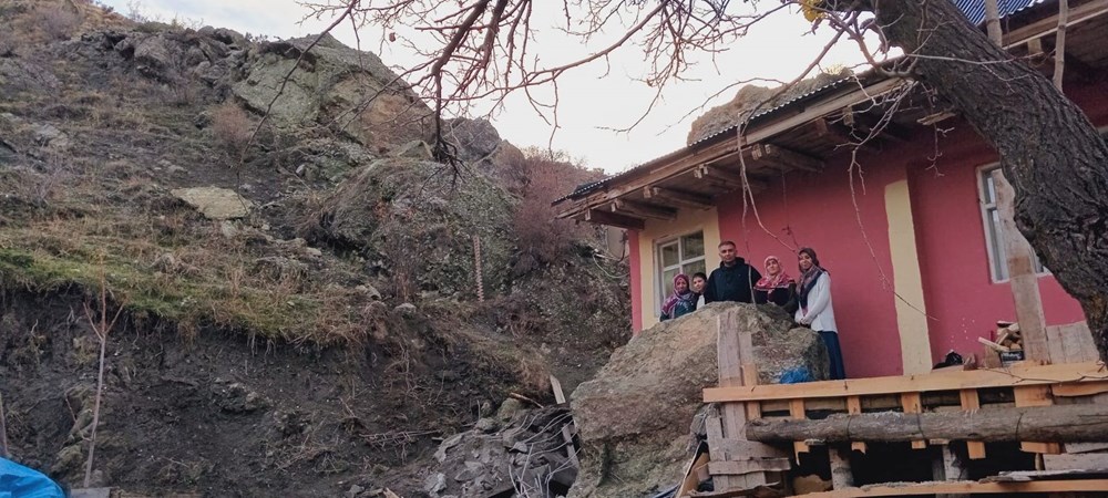 Dağdan kopan kaya balkona girdi - 6