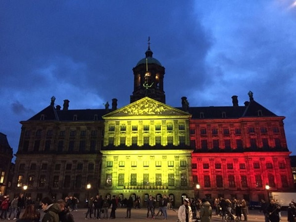 Eyfel Kulesi, Belçika bayrağı renklerinde ışıklandırıldı - 3