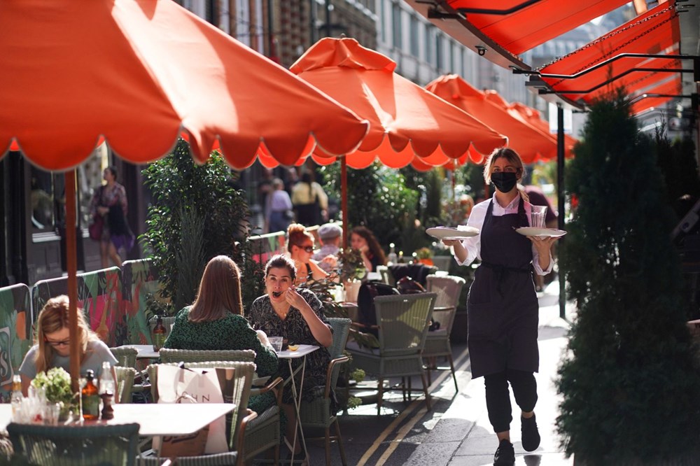 İngiltere'de ek virüs tedbirleri: Bar ve restoranlara saat kısıtlaması - 2