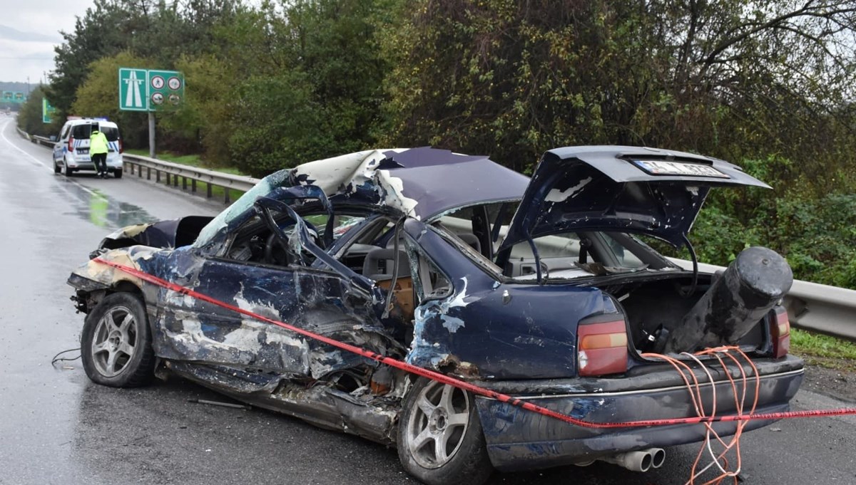 Bariyerlere çarpan otomobil hurdaya döndü: 1 ölü, 2 yaralı