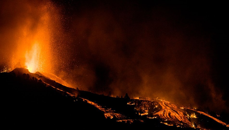 Kanarya Adaları'ndaki Cumbre Vieja yanardağı faaliyete geçti: 5 bin kişi tahliye ediliyor