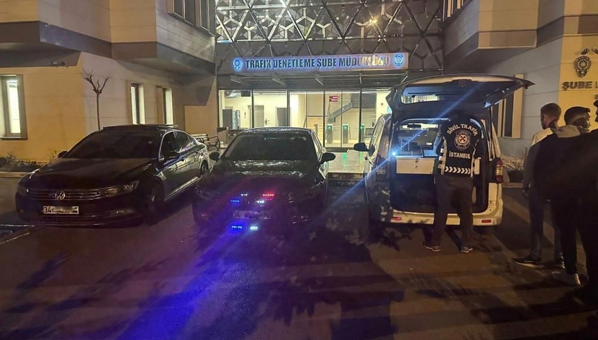 Çakarlı araçla trafiğe çıkan şahıslar yakalandı: 67 bin 296 TL ceza kesildi Çakarlı araçla trafiğe çıkan şahıslar yakalandı: 67 bin 296 TL ceza kesildi