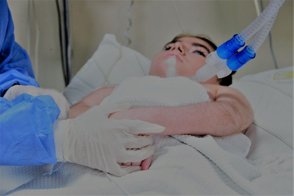 Yoğun bakım kapısında 10 yıldır çocuğunu bekliyor: Beni hissediyor, mutlu oluyor - 4