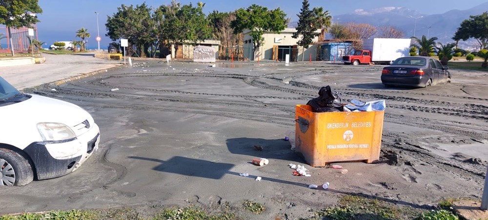 İskenderun sahilini basan deniz suyu çekildi - 5