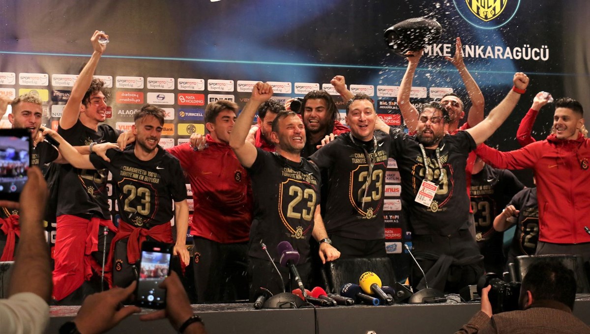 Okan Buruk’a futbolculardan ‘sulu’ kutlama Okan Buruk’a futbolculardan ‘sulu’ kutlama