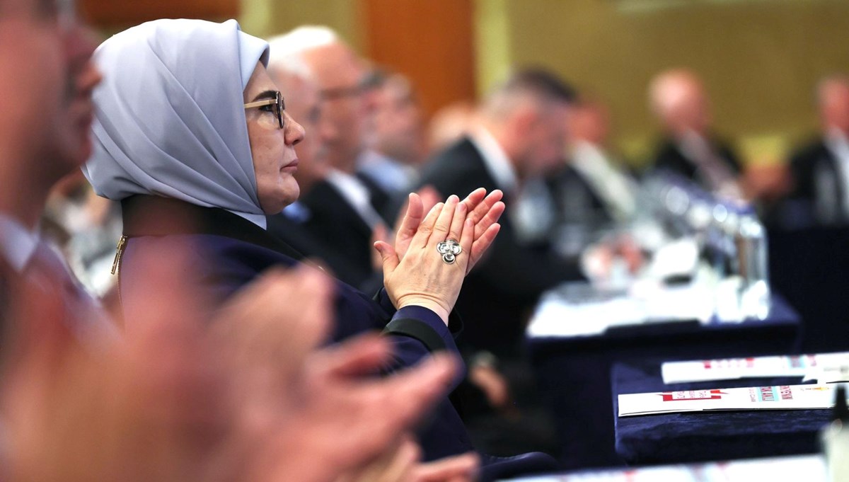 Emine Erdoğan: AK Parti, 22 yıldır hizmet üretmenin öncülüğünü üstleniyor Emine Erdoğan: AK Parti, 22 yıldır hizmet üretmenin öncülüğünü üstleniyor