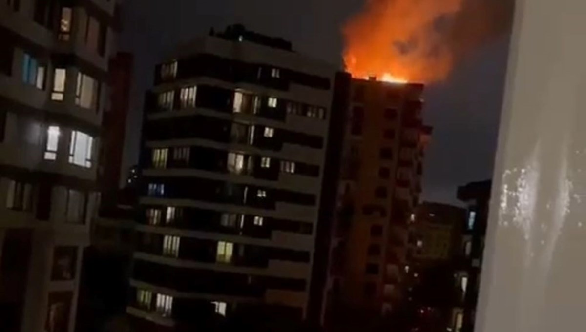 Kadıköy'de 14 katlı binanın çatısına yıldırım düştü