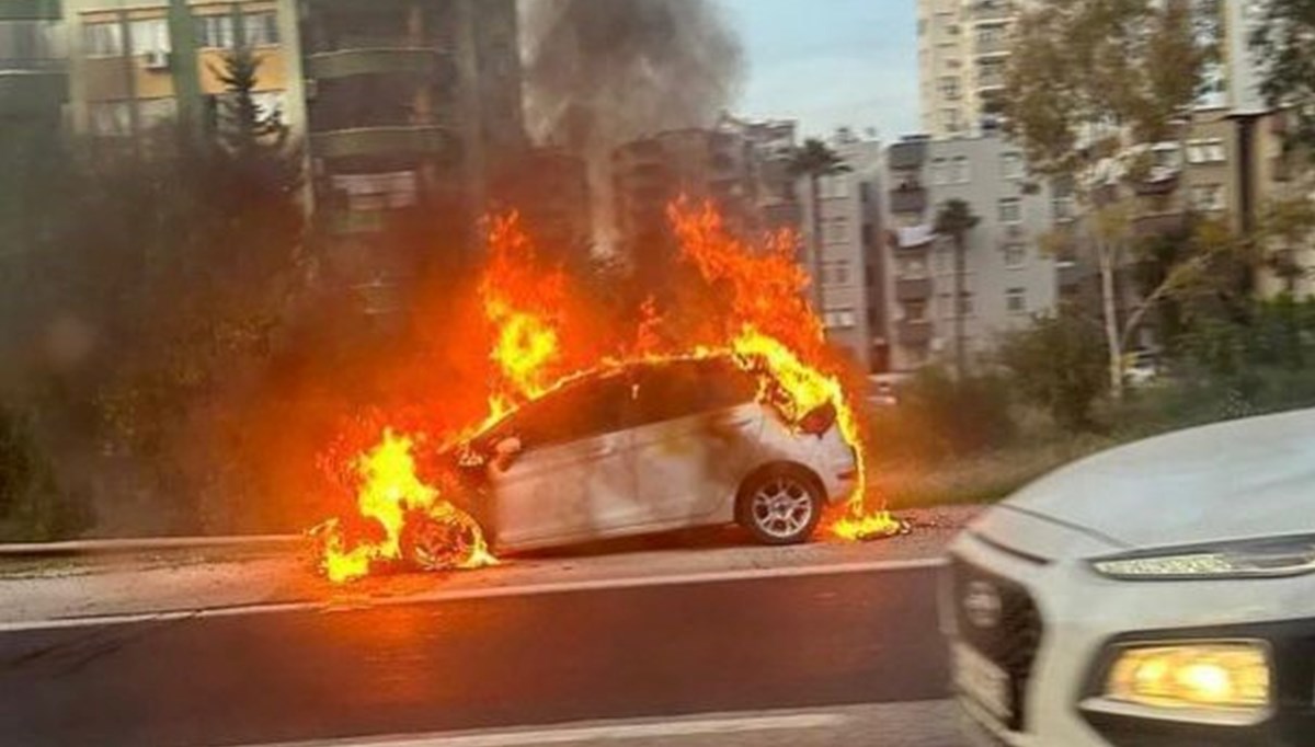 Mersin'de bir günde 4 araç motor kısmından yandı