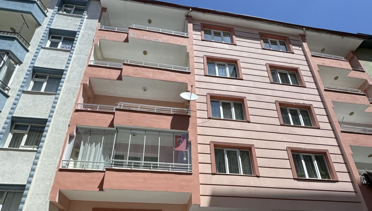 Yaşlı kadın metrelerce yükseklikten aracın tavanına düştü Yaşlı kadın metrelerce yükseklikten aracın tavanına düştü