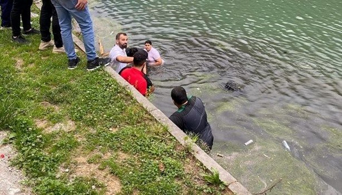 Golf aracıyla Uzungöl'e düştüler Golf aracıyla Uzungöl'e düştüler