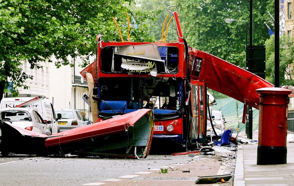 Başkent Lonrda'da 7 Temmuz 2005'te düzenlenen eş zamanlı bombalı saldırılarda 52 kişi yaşamını yitirmişti. 
