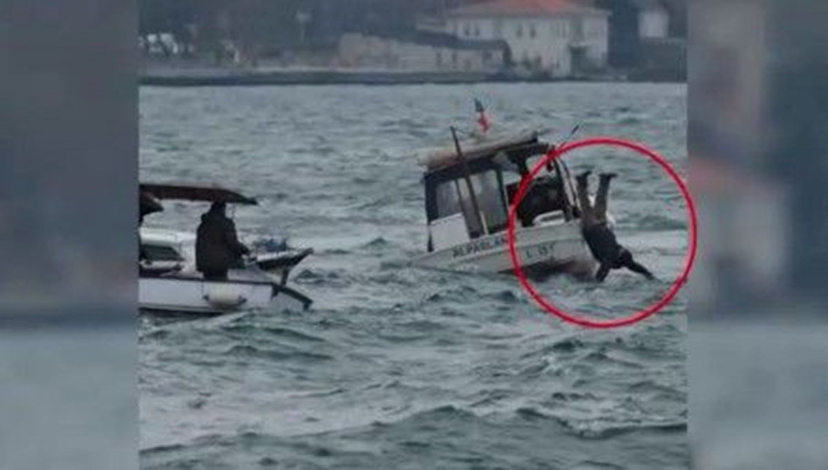 İstanbul'da dalga yüzünden denize düştü İstanbul'da dalga yüzünden denize düştü