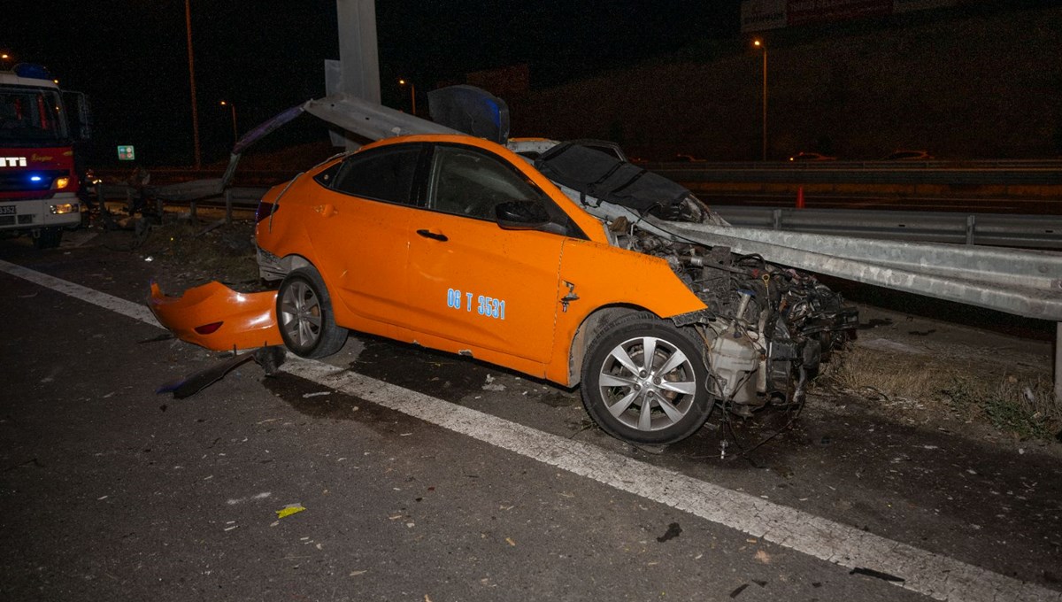 Ankara'da bariyere saplanan taksinin şoförü öldü Ankara'da bariyere saplanan taksinin şoförü öldü