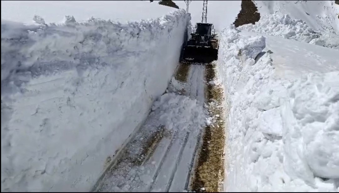 Karla kapanan yollar açıldı