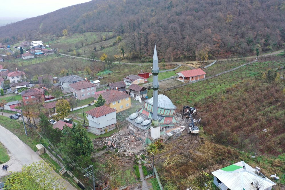 Düzce'de depremde hasar gören Sarıdere Köyü Camisi yıkılıyor - 3