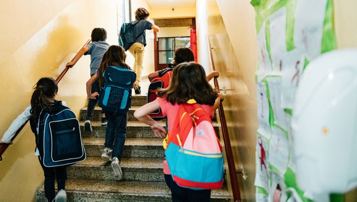 Öğrencisini merdivenden iten okul müdürüne para cezası