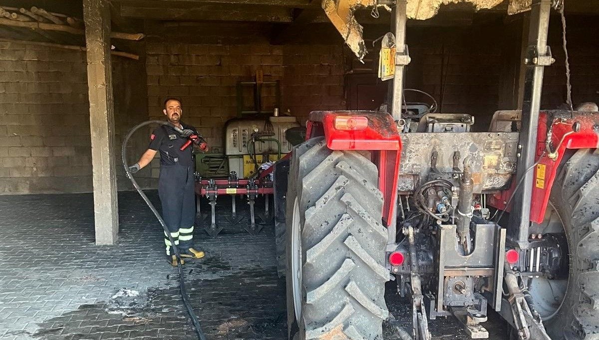 Depodaki traktör alev aldı