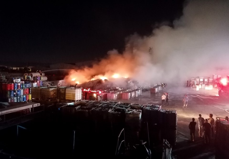 Manisa'da atık tesisinde yangın - 1