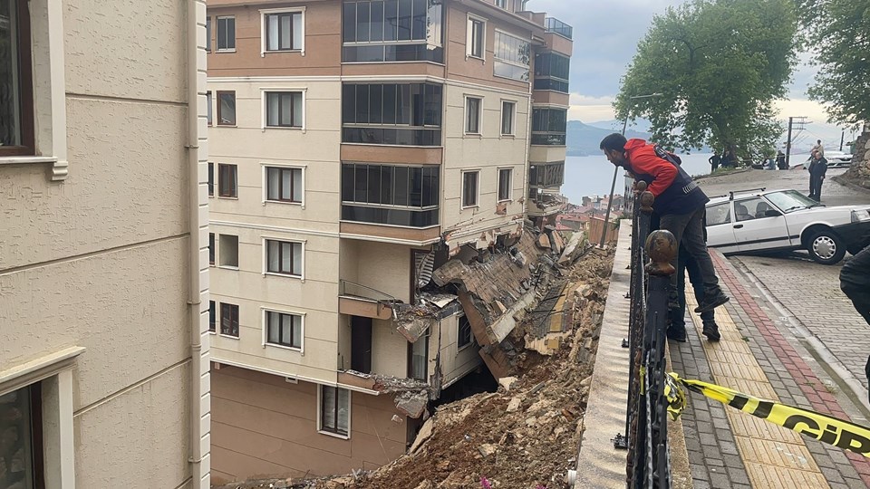 Bursa'da sağanak sırasında istinat duvarı çöktü: 2 yaralı - 1
