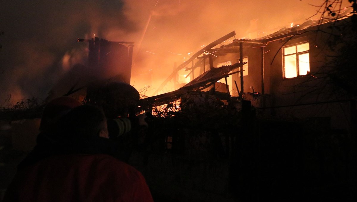 Bolu'da iki katlı ahşap evde yangın çıktı