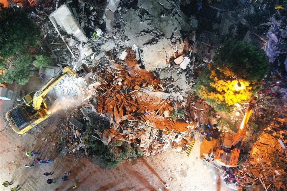 Enkaz altındakiler için zamana karşı yarış - 15