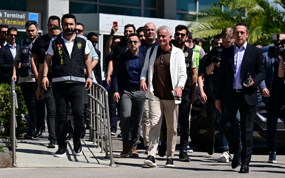 Jose Mourinho, Fenerbahçe'ye imzayı attı - 1