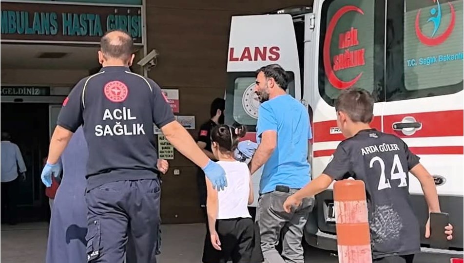 Kumbarasını açmaya çalışırken bıçakla dilini yaraladı