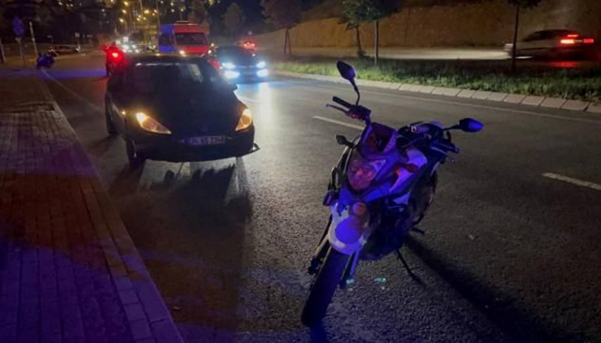 Kocaeli'de otomobilden fırlayan teker polis motosikletine çarptı