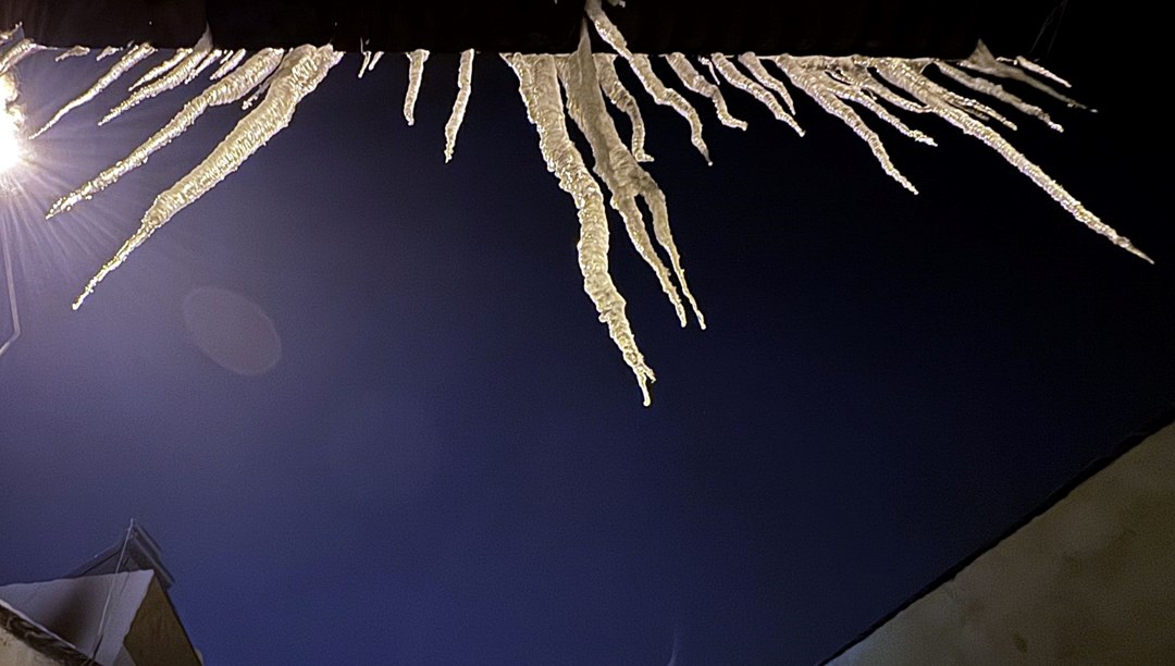 Göle'de hayat durdu: Şebeke suları dondu, her taraf buzla kaplandı