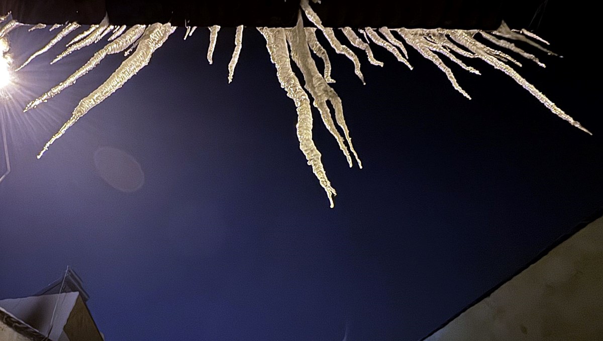 Göle'de hayat durdu: Şebeke suları dondu, her taraf buzla kaplandı