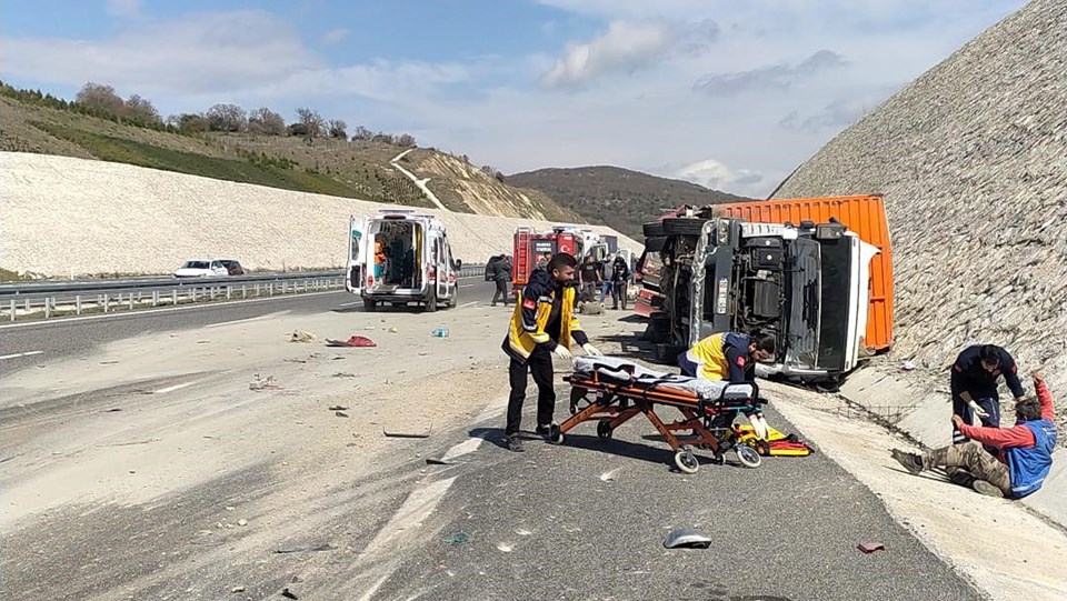 TIR, kamyona çarptı | 1 kişi öldü, 2 kişi yaralandı: 52 koyun telef oldu - 1