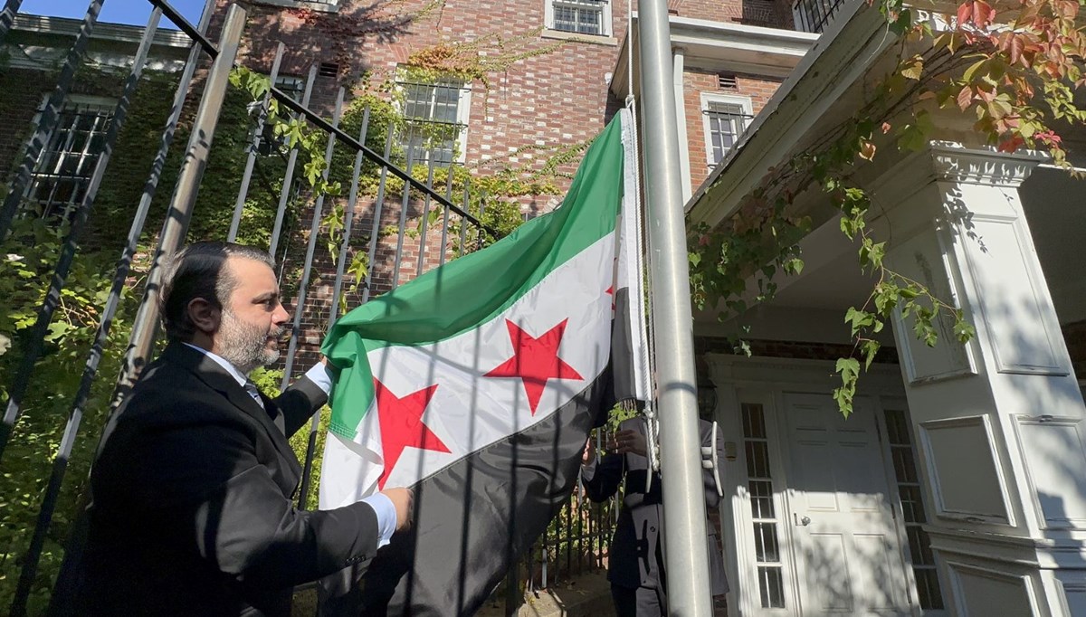 Suriye bayrağı, Washington’da göndere çekildi