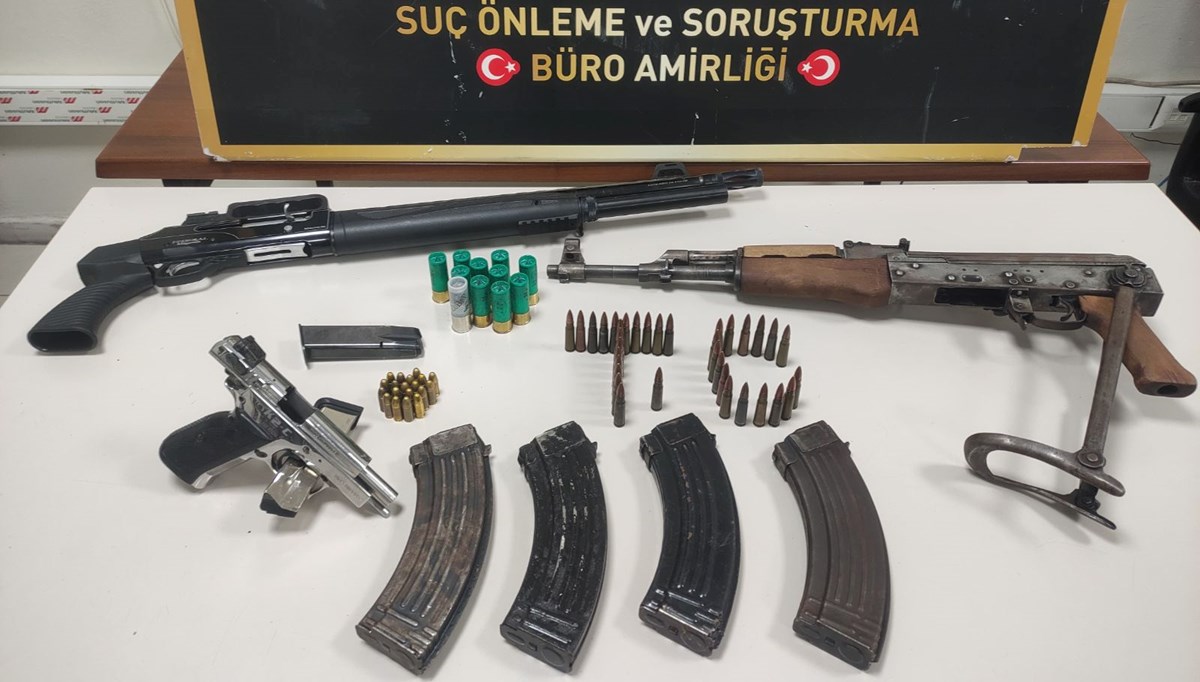 Adana'da evinde ruhsatsız 3 silah ele geçirilen zanlı tutuklandı Adana'da evinde ruhsatsız 3 silah ele geçirilen zanlı tutuklandı