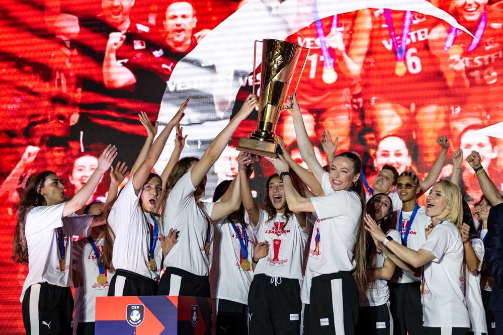 Galataport'ta şampiyonluk kutlaması | Filenin Sultanları tarihi zaferi vatandaşlarla kutladı - 4