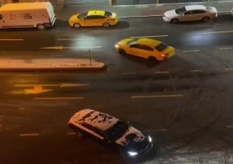 İstanbul'da yollar buz pistine döndü, kazalar beraberinde geldi - 1