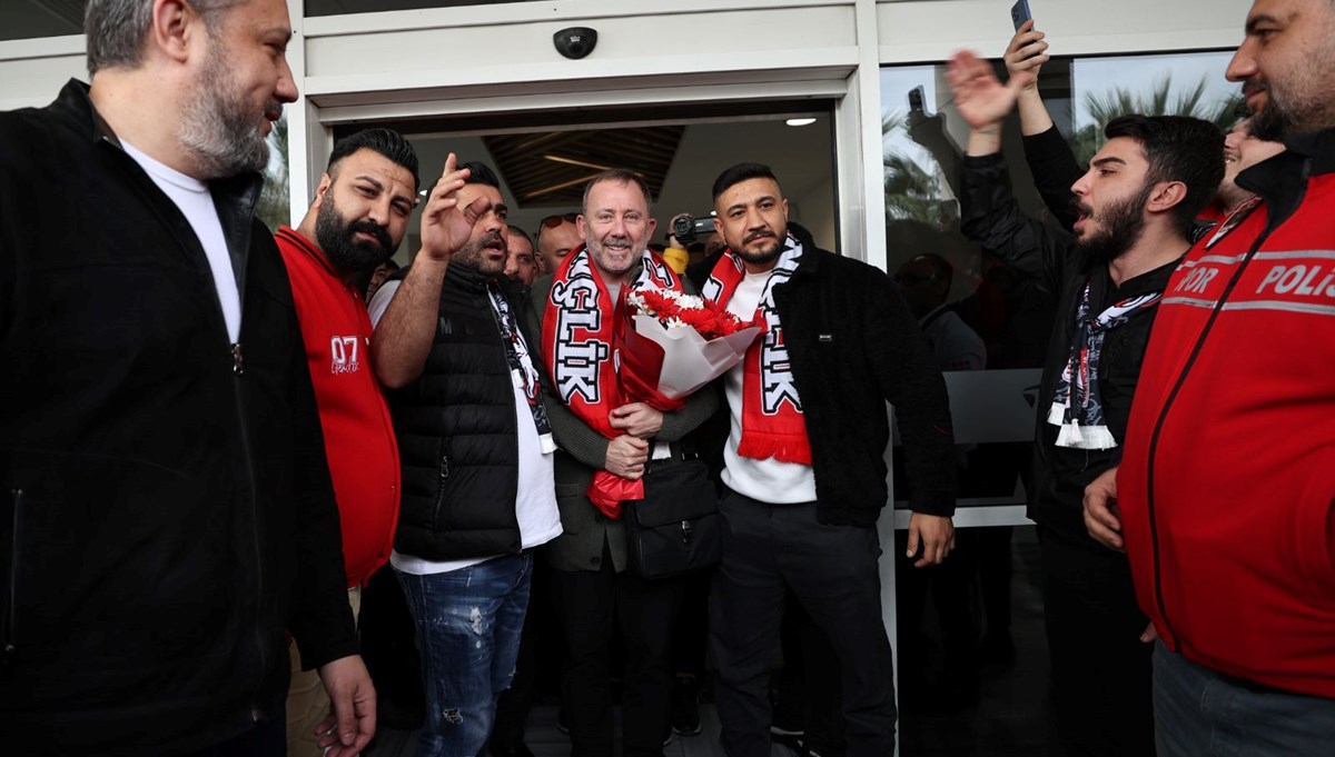 Sergen Yalçın'a Antalya'ya coşkulu karşılama Sergen Yalçın'a Antalya'ya coşkulu karşılama
