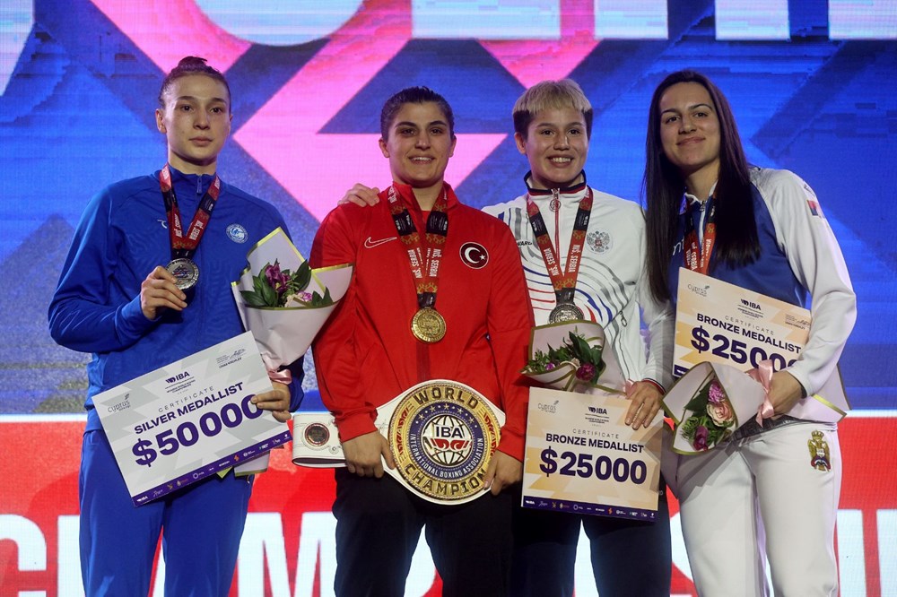 "Altın yumruk", duygusal karakter: Buse Naz Sürmeneli | "Yensem de yenilsem de ağlarım" - 11