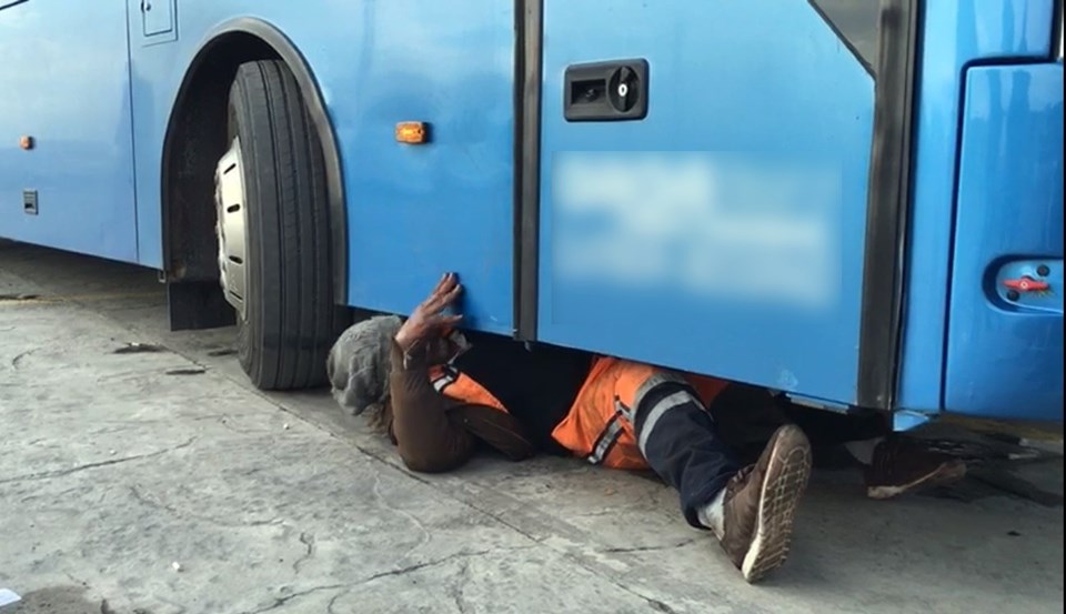 Kaçak göçmen otobüsün teker boşluğunda yakalandı - 1