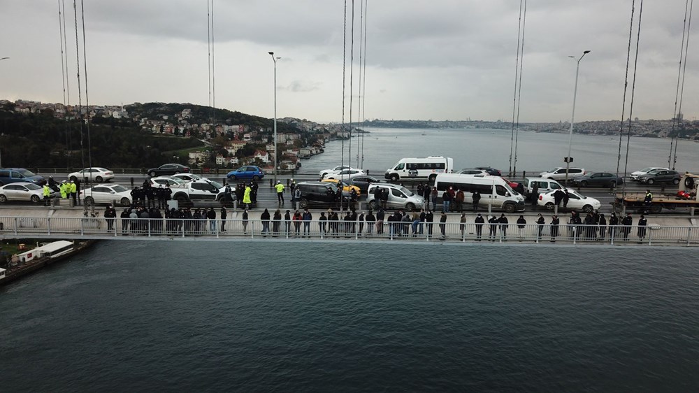 Haklarını isteyen işçiler köprüye çıktı: 2