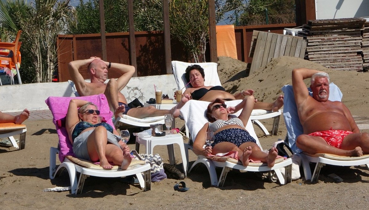 Fırtınanın ardından turistler sahile akın etti Fırtınanın ardından turistler sahile akın etti