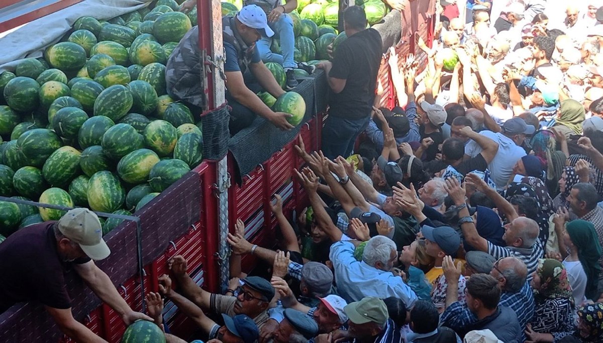 Tokat'ta ücretsiz karpuz izdihamı